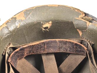 U.S. Army 2. Weltkrieg, Stahlhelm M1 mit Innenhelm.  " Fix bale" Originallack, " Hawley" Innenhelm, Jeweils stark getragen und defekt