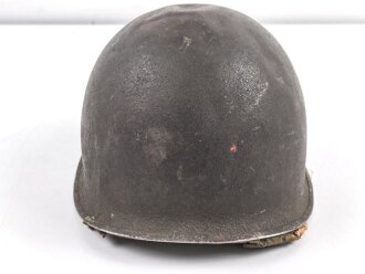 U.S. Army 2. Weltkrieg, Stahlhelm M1 mit Innenhelm.  " Fix bale" Originallack, " Hawley" Innenhelm, Jeweils stark getragen und defekt