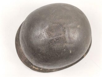 U.S. Army 2. Weltkrieg, Stahlhelm M1 mit Innenhelm.  " Fix bale" Originallack, " Hawley" Innenhelm, Jeweils stark getragen und defekt