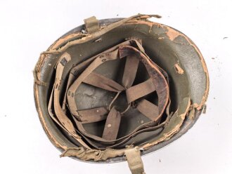 U.S. Army 2. Weltkrieg, Stahlhelm M1 mit Innenhelm.  " Fix bale" Originallack, " Hawley" Innenhelm, Jeweils stark getragen und defekt