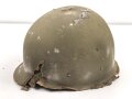 U.S. Army 2. Weltkrieg, Stahlhelm M1 mit Innenhelm.  " Fix bale" Originallack, " Hawley" Innenhelm, Jeweils stark getragen und defekt