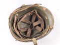 U.S. Army 2. Weltkrieg, Stahlhelm M1 mit Innenhelm.  " Fix bale" Originallack, " Hawley" Innenhelm, Jeweils stark getragen und defekt
