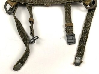 A-Rahmen Wehrmacht , späte Ausführung aus diversen Restbeständen " recycled" Italienische Webmaterial ? Stempel schwach, aber nicht lesbar, aufgrund der Länge würde ich auf eine Reichsbetriebsnummer tippen. Guter Gesamtzustand