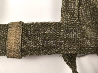 A-Rahmen Wehrmacht , späte Ausführung aus diversen Restbeständen " recycled" Italienische Webmaterial ? Stempel schwach, aber nicht lesbar, aufgrund der Länge würde ich auf eine Reichsbetriebsnummer tippen. Guter Gesamtzustand