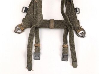 A-Rahmen Wehrmacht , späte Ausführung aus diversen Restbeständen " recycled" Italienische Webmaterial ? Stempel schwach, aber nicht lesbar, aufgrund der Länge würde ich auf eine Reichsbetriebsnummer tippen. Guter Gesamtzustand
