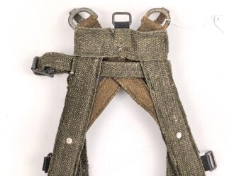 A-Rahmen Wehrmacht , späte Ausführung aus diversen Restbeständen " recycled" Italienische Webmaterial ? Stempel schwach, aber nicht lesbar, aufgrund der Länge würde ich auf eine Reichsbetriebsnummer tippen. Guter Gesamtzustand