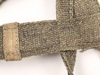 A-Rahmen Wehrmacht , späte Ausführung aus diversen Restbeständen " recycled" Italienische Webmaterial ? Stempel schwach, aber nicht lesbar, aufgrund der Länge würde ich auf eine Reichsbetriebsnummer tippen. Guter Gesamtzustand