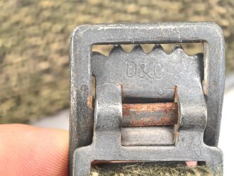 A-Rahmen Wehrmacht , späte Ausführung aus diversen Restbeständen " recycled" Italienische Webmaterial ? Stempel schwach, aber nicht lesbar, aufgrund der Länge würde ich auf eine Reichsbetriebsnummer tippen. Guter Gesamtzustand