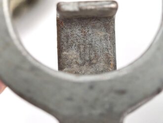 A-Rahmen Wehrmacht , späte Ausführung aus diversen Restbeständen " recycled" Italienische Webmaterial ? Stempel schwach, aber nicht lesbar, aufgrund der Länge würde ich auf eine Reichsbetriebsnummer tippen. Guter Gesamtzustand