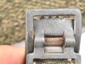 A-Rahmen Wehrmacht , späte Ausführung aus diversen Restbeständen " recycled" Italienische Webmaterial ? Stempel schwach, aber nicht lesbar, aufgrund der Länge würde ich auf eine Reichsbetriebsnummer tippen. Guter Gesamtzustand