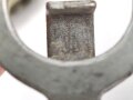 A-Rahmen Wehrmacht , späte Ausführung aus diversen Restbeständen " recycled" Italienische Webmaterial ? Stempel schwach, aber nicht lesbar, aufgrund der Länge würde ich auf eine Reichsbetriebsnummer tippen. Guter Gesamtzustand