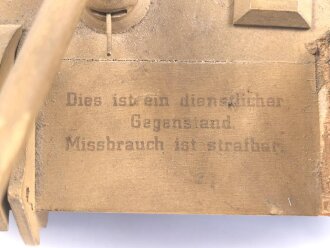 Panzerkampfwagen Panther D der Wehrmacht. Schulungsmodell aus Holz, Länge ohne Rohr etwa 34cm. Origianllack "Dies ist ein dienstlicher Gegenstand, Missbrauch ist strafbar"