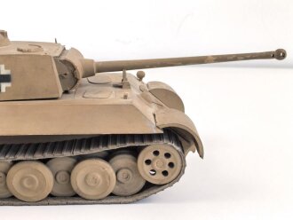 Panzerkampfwagen Panther D der Wehrmacht. Schulungsmodell aus Holz, Länge ohne Rohr etwa 34cm. Origianllack "Dies ist ein dienstlicher Gegenstand, Missbrauch ist strafbar"