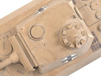 Panzerkampfwagen Panther D der Wehrmacht. Schulungsmodell aus Holz, Länge ohne Rohr etwa 34cm. Origianllack "Dies ist ein dienstlicher Gegenstand, Missbrauch ist strafbar"