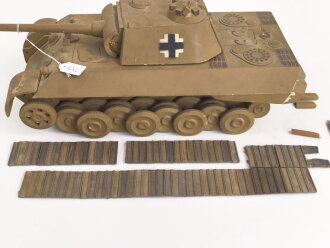 Panzerkampfwagen Panther D der Wehrmacht. Schulungsmodell aus Holz, Länge ohne Rohr etwa 34cm. Origianllack "Dies ist ein dienstlicher Gegenstand, Missbrauch ist strafbar"