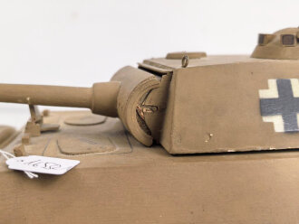 Panzerkampfwagen Panther D der Wehrmacht. Schulungsmodell aus Holz, Länge ohne Rohr etwa 34cm. Origianllack "Dies ist ein dienstlicher Gegenstand, Missbrauch ist strafbar"