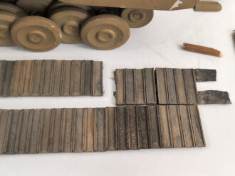 Panzerkampfwagen Panther D der Wehrmacht. Schulungsmodell aus Holz, Länge ohne Rohr etwa 34cm. Origianllack "Dies ist ein dienstlicher Gegenstand, Missbrauch ist strafbar"