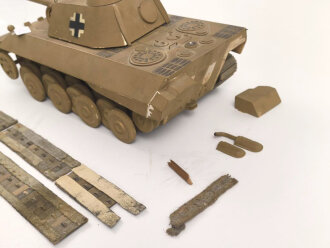 Panzerkampfwagen Panther D der Wehrmacht. Schulungsmodell aus Holz, Länge ohne Rohr etwa 34cm. Origianllack "Dies ist ein dienstlicher Gegenstand, Missbrauch ist strafbar"