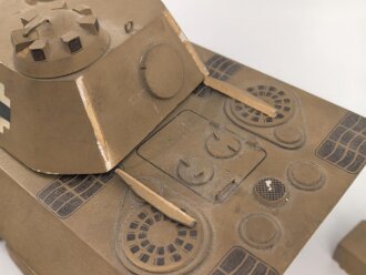 Panzerkampfwagen Panther D der Wehrmacht. Schulungsmodell aus Holz, Länge ohne Rohr etwa 34cm. Origianllack "Dies ist ein dienstlicher Gegenstand, Missbrauch ist strafbar"