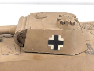 Panzerkampfwagen Panther D der Wehrmacht. Schulungsmodell aus Holz, Länge ohne Rohr etwa 34cm. Origianllack "Dies ist ein dienstlicher Gegenstand, Missbrauch ist strafbar"