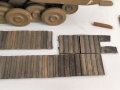 Panzerkampfwagen Panther D der Wehrmacht. Schulungsmodell aus Holz, Länge ohne Rohr etwa 34cm. Origianllack "Dies ist ein dienstlicher Gegenstand, Missbrauch ist strafbar"