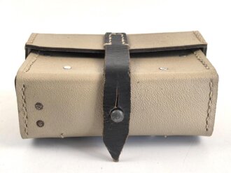 Maschinengewehr Werkzeugtasche aus gelbem Ersatzmaterial, nach dem Kreig umgebaut zu einer Fahrradtasche. " Schwerter zu Pflugscharen"