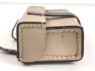 Maschinengewehr Werkzeugtasche aus gelbem Ersatzmaterial, nach dem Kreig umgebaut zu einer Fahrradtasche. " Schwerter zu Pflugscharen"