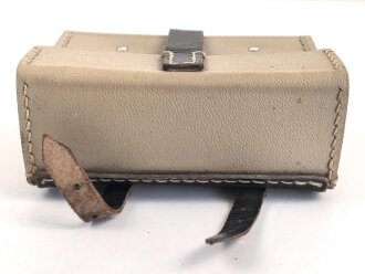 Maschinengewehr Werkzeugtasche aus gelbem Ersatzmaterial, nach dem Kreig umgebaut zu einer Fahrradtasche. " Schwerter zu Pflugscharen"