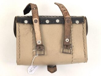 Maschinengewehr Werkzeugtasche aus gelbem Ersatzmaterial, nach dem Kreig umgebaut zu einer Fahrradtasche. " Schwerter zu Pflugscharen"