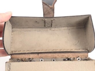 Maschinengewehr Werkzeugtasche aus gelbem Ersatzmaterial, nach dem Kreig umgebaut zu einer Fahrradtasche. " Schwerter zu Pflugscharen"