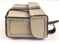 Maschinengewehr Werkzeugtasche aus gelbem Ersatzmaterial, nach dem Kreig umgebaut zu einer Fahrradtasche. " Schwerter zu Pflugscharen"