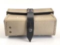 Maschinengewehr Werkzeugtasche aus gelbem Ersatzmaterial, nach dem Kreig umgebaut zu einer Fahrradtasche. " Schwerter zu Pflugscharen"