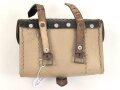 Maschinengewehr Werkzeugtasche aus gelbem Ersatzmaterial, nach dem Kreig umgebaut zu einer Fahrradtasche. " Schwerter zu Pflugscharen"