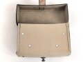 Maschinengewehr Werkzeugtasche aus gelbem Ersatzmaterial, nach dem Kreig umgebaut zu einer Fahrradtasche. " Schwerter zu Pflugscharen"