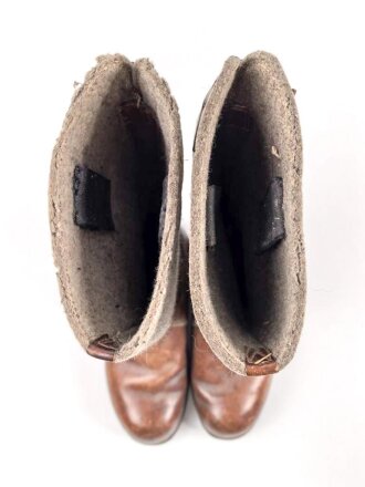 Paar Winterstiefel Wehrmacht, der Filzschaft leicht mottig, ein Absatz defekt, Sohlenlänge knapp 31cmn