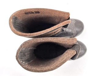 Paar Winterstiefel Wehrmacht, große Ausführung zum  über die normalen Stiefel ziehen. Guter Gesamtzustand, Sohlenlänge 34cm