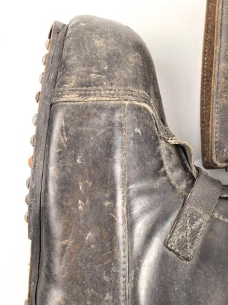 Paar Winterstiefel Wehrmacht, große Ausführung zum  über die normalen Stiefel ziehen. Guter Gesamtzustand, Sohlenlänge 34cm