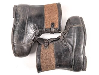 Paar Winterstiefel Wehrmacht, große Ausführung zum  über die normalen Stiefel ziehen. Guter Gesamtzustand, Sohlenlänge 34cm