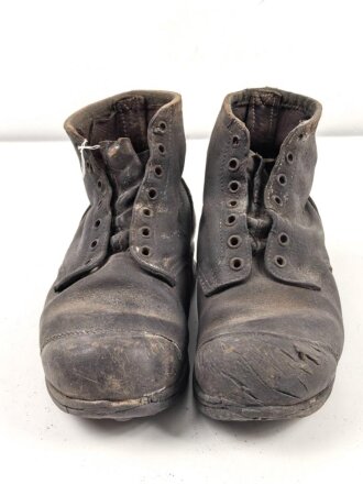 Paar Halbschuhe für Mannschaften der Wehrmacht Modell 1944. Leder angetrocknet, ungereinigt, Sohlenlänge knapp 27,5cm