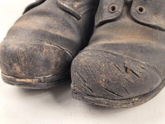 Paar Halbschuhe für Mannschaften der Wehrmacht Modell 1944. Leder angetrocknet, ungereinigt, Sohlenlänge knapp 27,5cm
