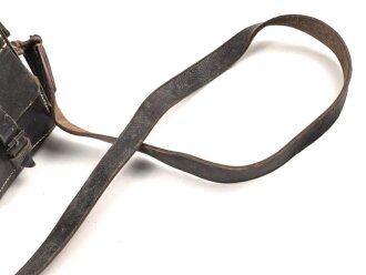 Pionier, Tasche zum Glühzündapparat 37 der Wehrmacht. Ungereinigtes Stück, der Trageriemen original und zugehörig