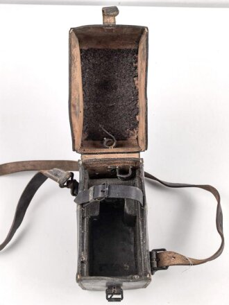 Pionier, Tasche zum Glühzündapparat 37 der Wehrmacht. Ungereinigtes Stück, der Trageriemen original und zugehörig