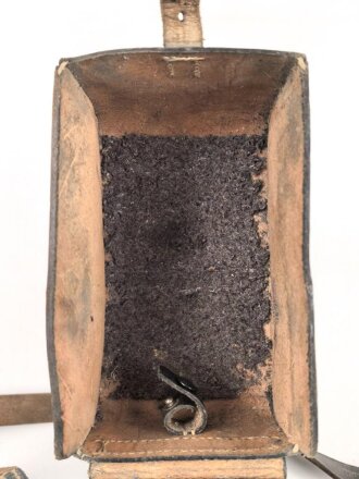 Pionier, Tasche zum Glühzündapparat 37 der Wehrmacht. Ungereinigtes Stück, der Trageriemen original und zugehörig