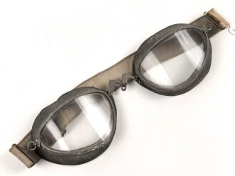 Luftwaffe, Brille für fliegendes Personal. Ungereinigt, guter Gesamtzustand, die beiden Halteschrauben mittig fehlen, dafür ist eine selbstgebastelte montiert