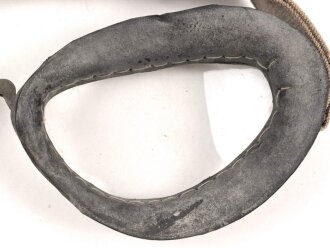 Luftwaffe, Brille für fliegendes Personal. Ungereinigt, guter Gesamtzustand, die beiden Halteschrauben mittig fehlen, dafür ist eine selbstgebastelte montiert
