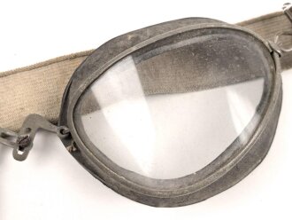 Luftwaffe, Brille für fliegendes Personal. Ungereinigt, guter Gesamtzustand, die beiden Halteschrauben mittig fehlen, dafür ist eine selbstgebastelte montiert
