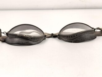 Luftwaffe, Brille für fliegendes Personal. Ungereinigt, guter Gesamtzustand, die beiden Halteschrauben mittig fehlen, dafür ist eine selbstgebastelte montiert