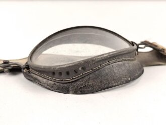Luftwaffe, Brille für fliegendes Personal. Ungereinigt, guter Gesamtzustand, die beiden Halteschrauben mittig fehlen, dafür ist eine selbstgebastelte montiert