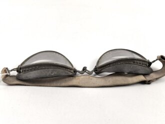Luftwaffe, Brille für fliegendes Personal. Ungereinigt, guter Gesamtzustand, die beiden Halteschrauben mittig fehlen, dafür ist eine selbstgebastelte montiert