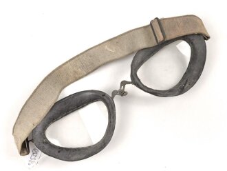 Luftwaffe, Brille für fliegendes Personal. Ungereinigt, guter Gesamtzustand, die beiden Halteschrauben mittig fehlen, dafür ist eine selbstgebastelte montiert